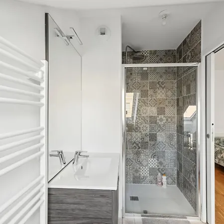 Spacious And Bright Апартаменты *